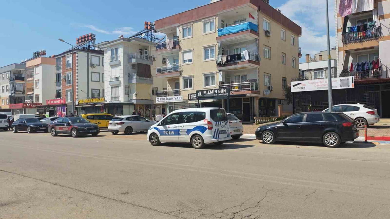 ANTALYA’NIN KEPEZ İLÇESİNDE ARALARINDA HUSUMET BULUNAN AKRABALAR ARASINDA ÇIKAN BIÇAKLI KAVGADA 2...