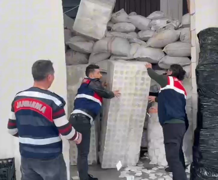 ANTALYA’NIN KEPEZ İLÇESİNDE JANDARMA EKİPLERİNCE DÜZENLENEN OPERASYONDA KAÇAK KOZMETİK ÜRETİMİ...