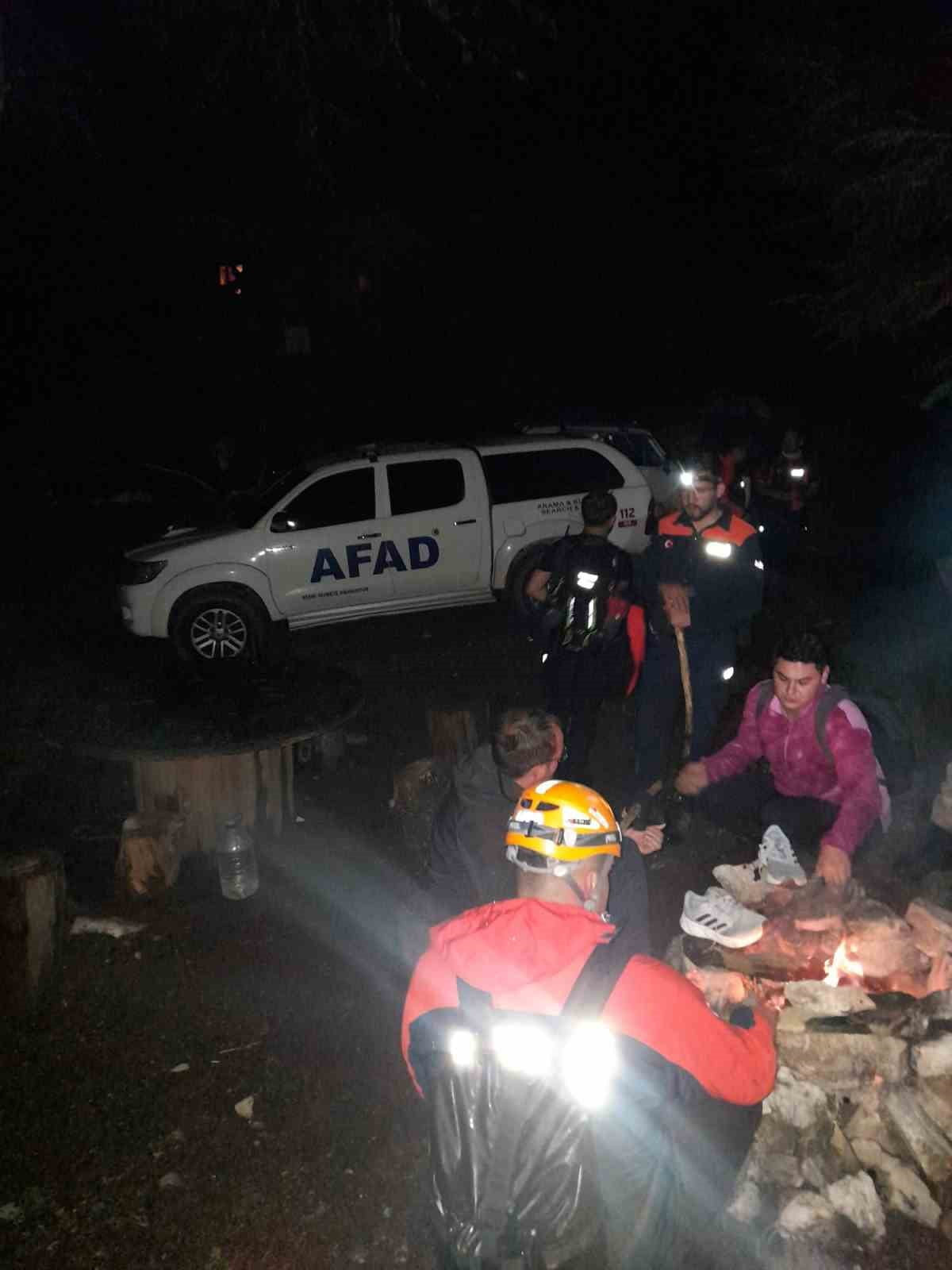 ANTALYA’NIN KONYAALTI İLÇESİNDE GEZME AMACIYLA GİTTİKLERİ YAYLADA YÖNLERİNİ KAYBEDEREK MAHSUR...