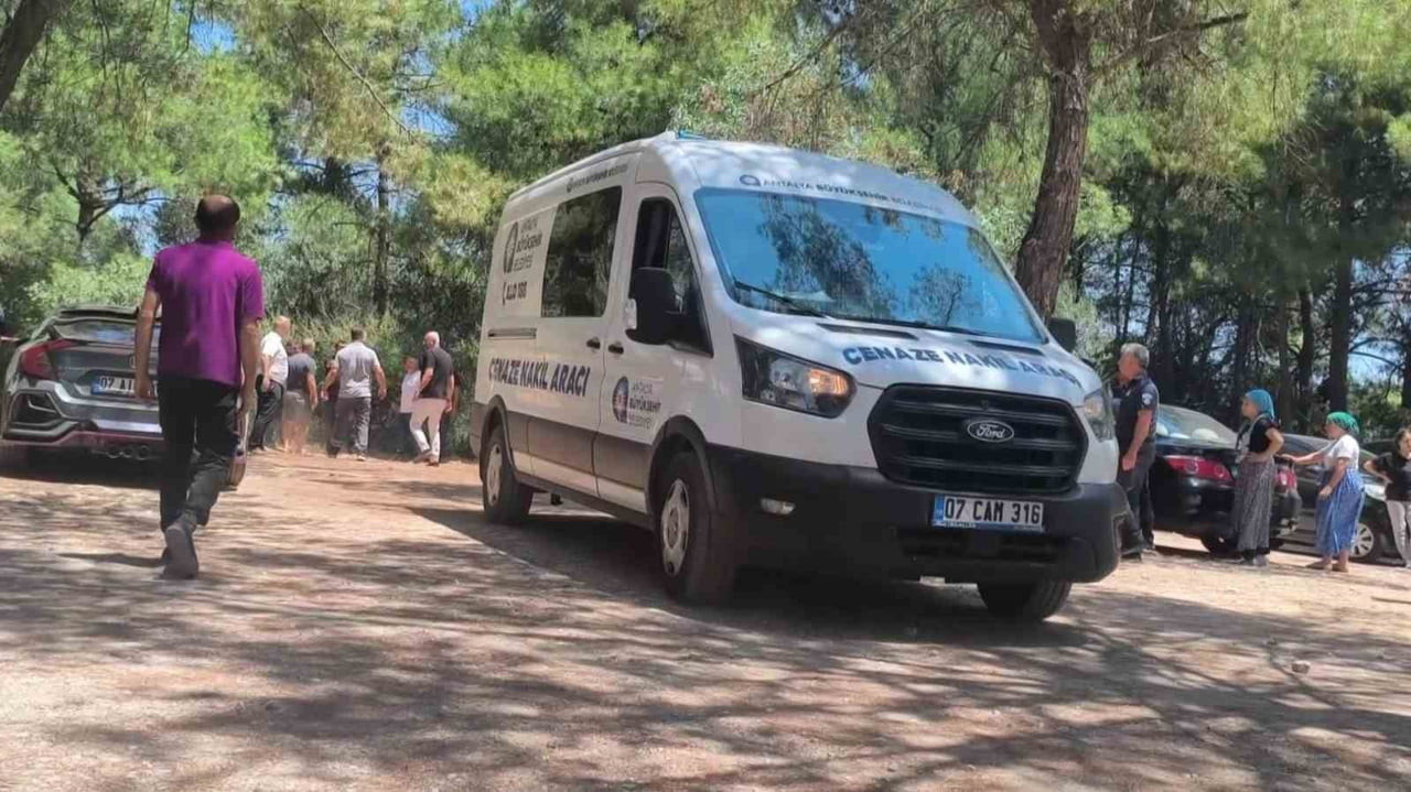 ANTALYA’NIN KONYAALTI İLÇESİNDE ORMANLIK ALANDA BİR KİŞİNİN CANSIZ BEDENİ BULUNDU. OLAYI HABER...