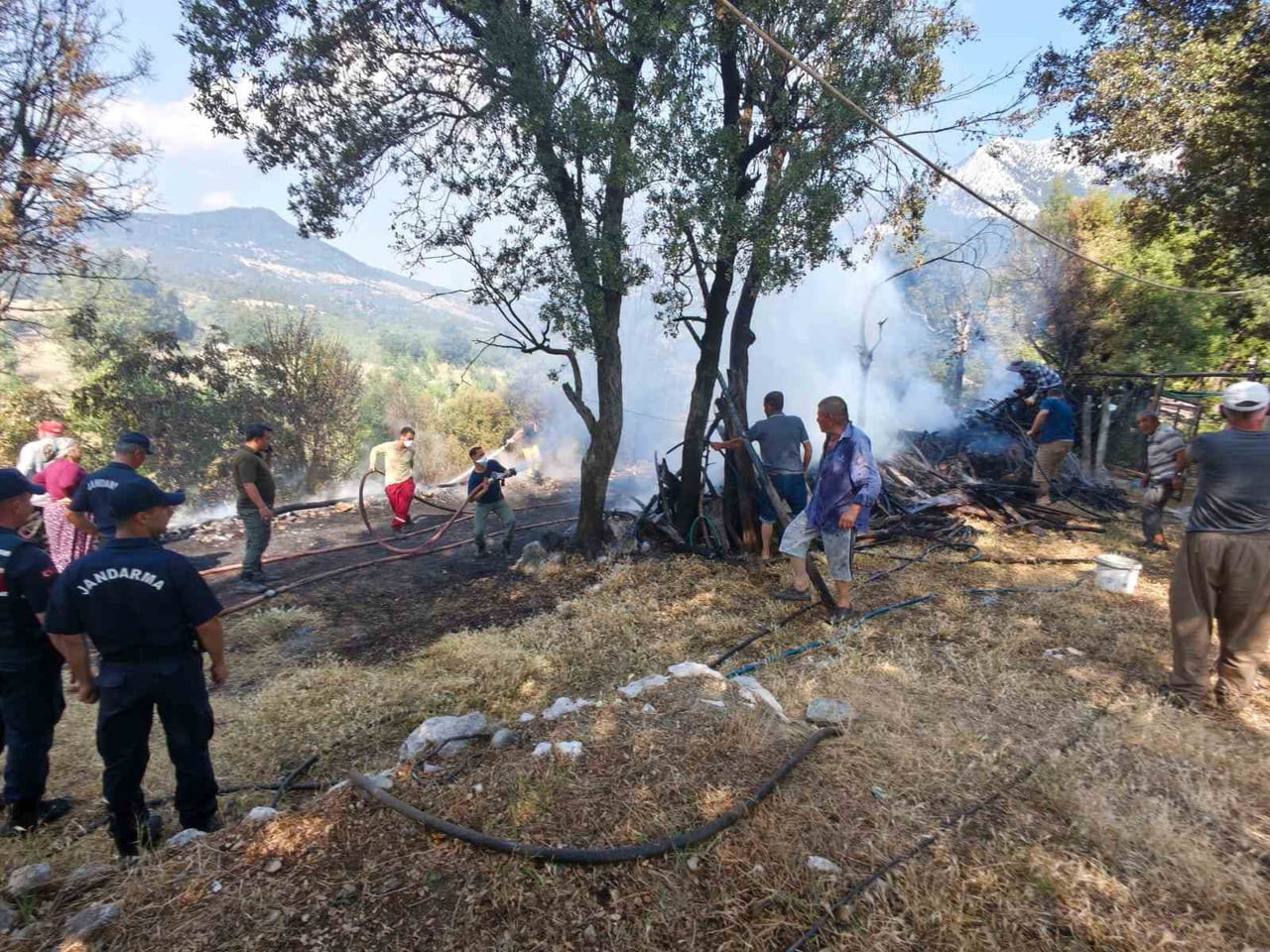 ANTALYA’NIN KUMLUCA İLÇESİNDE ODUNLUKTA BAŞLAYAN YANGINDA, KULLANILMAYAN BİR EVİN BAHÇESİ DE...