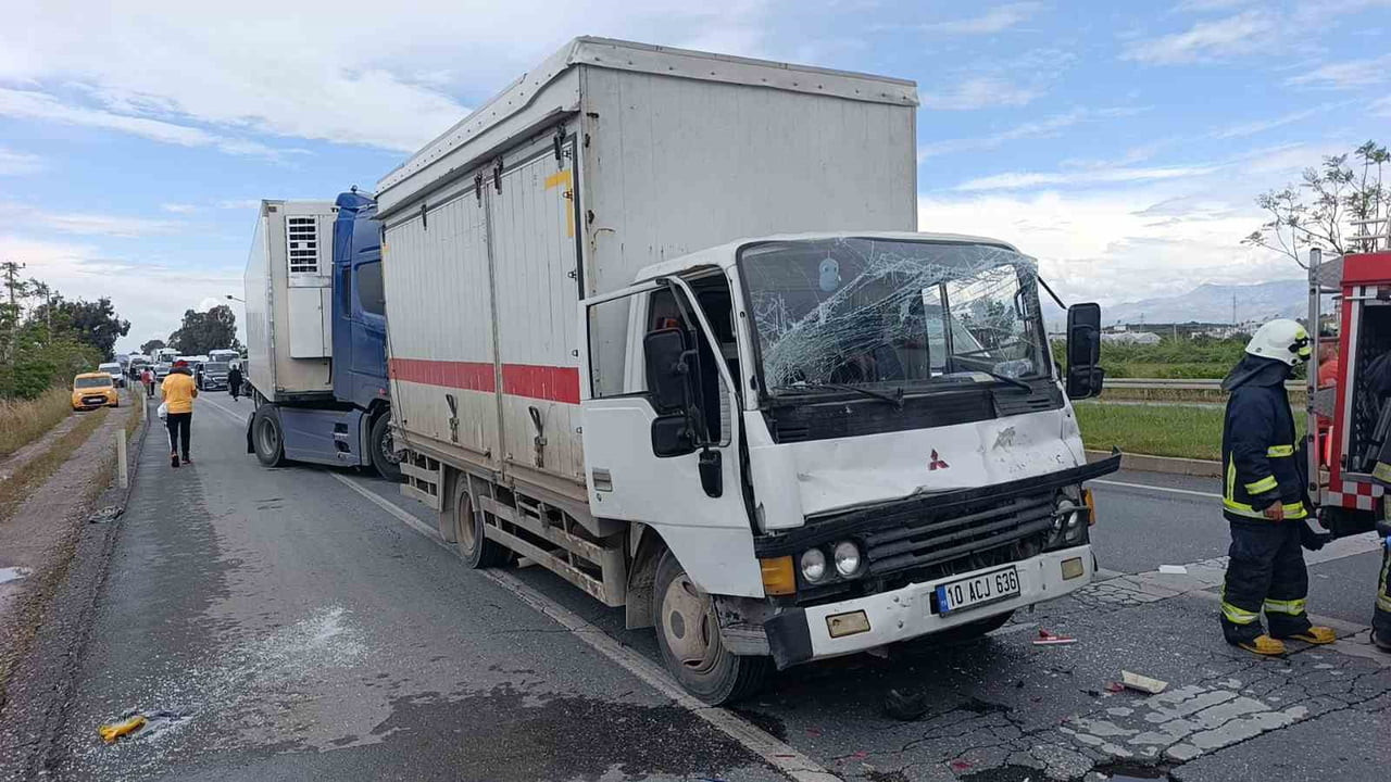 ANTALYA’NIN MANAVGAT-ALANYA D-400 KARAYOLU’NDA SEYİR HALİNDEKİ KAMYONUN, KIRMIZI IŞIKTA BEKLEYEN...