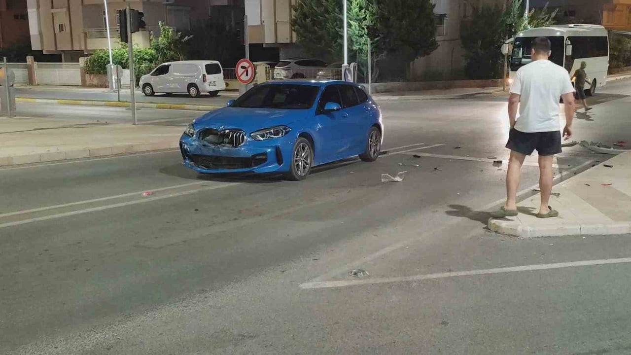ANTALYA’NIN MANAVGAT İLÇESİNDE 2 OTOMOBİLİN ÇARPIŞMASI SONUCU MEYDANA GELEN KAZADA YARALANAN...