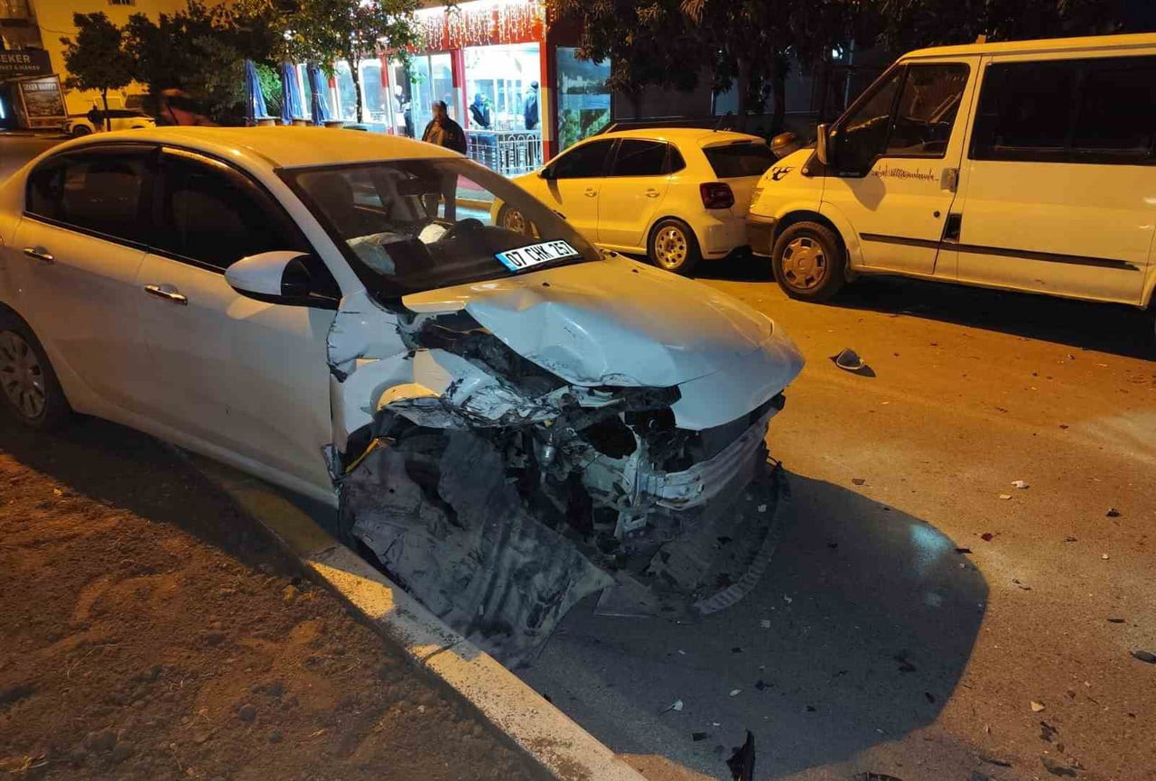 ANTALYA’NIN MANAVGAT İLÇESİNDE ALKOLLÜ ŞEKİLDE DİREKSİYON BAŞINA GEÇEN SÜRÜCÜ PARK HALİNDEKİ 3...