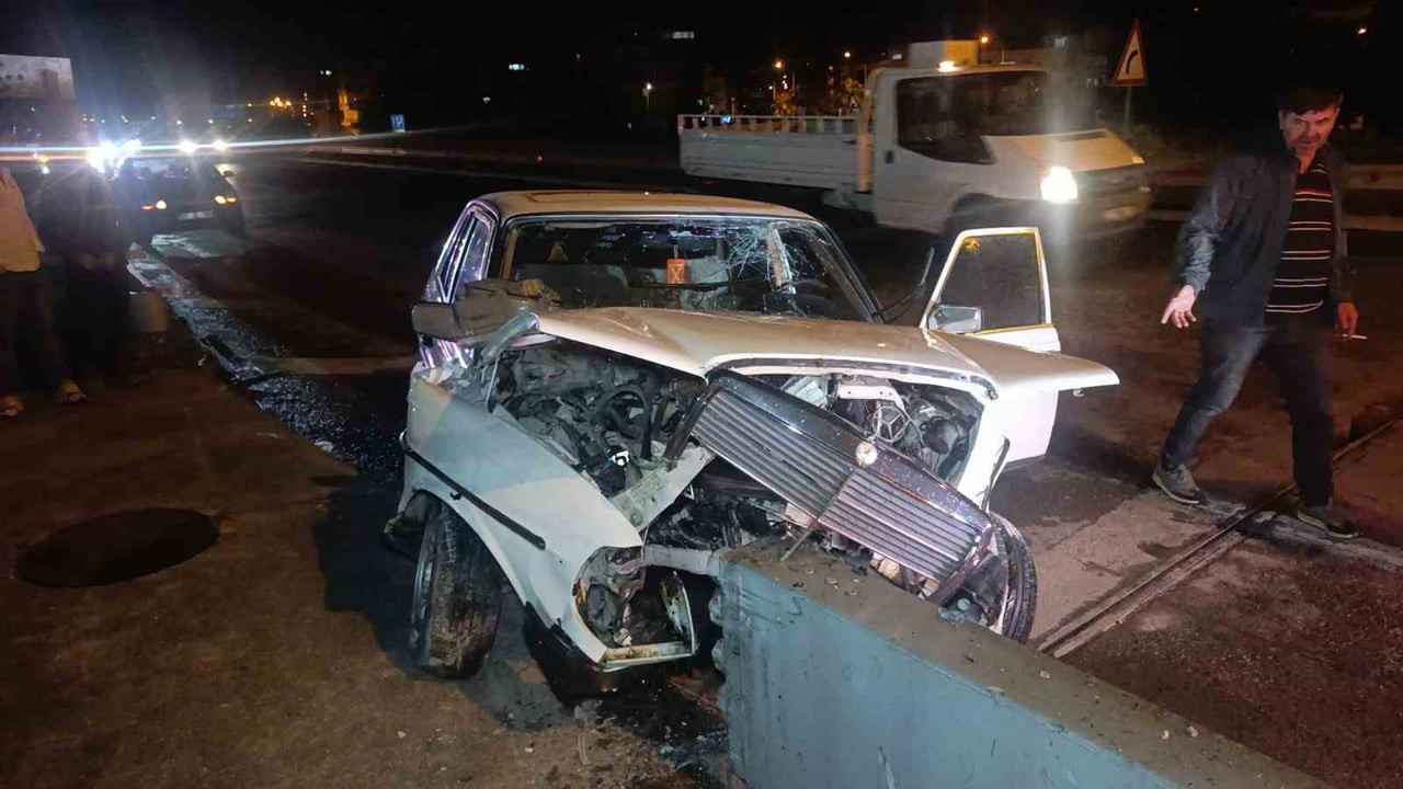 ANTALYA’NIN MANAVGAT İLÇESİNDE BARİYERLERE ÇARPAN OTOMOBİL HURDAYA DÖNDÜ.