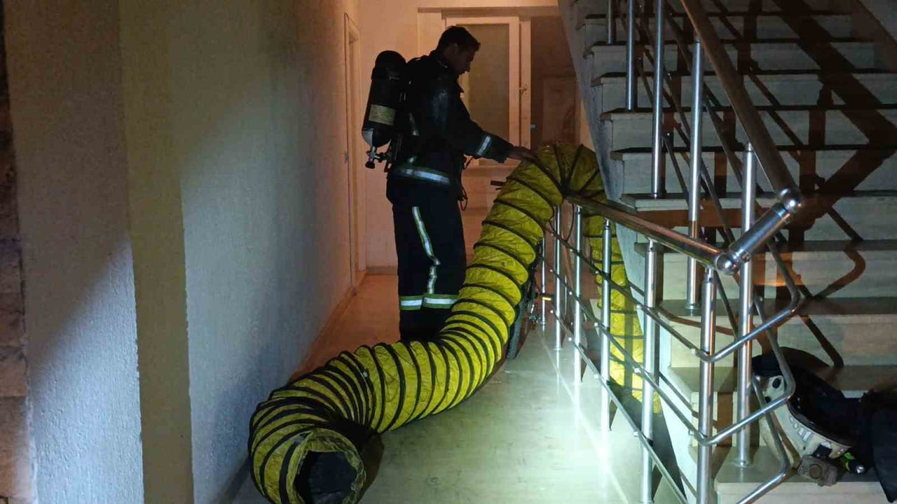 ANTALYA’NIN MANAVGAT İLÇESİNDE BİR SİTENİN DEPO BÖLÜMÜNDEN YÜKSELEN DUMAN VE YANIK KOKUSU PANİĞE...