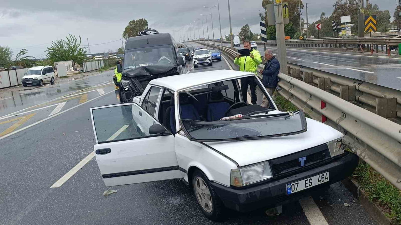 ANTALYA’NIN MANAVGAT İLÇESİNDE D-400 KARAYOLU ÜZERİNDE TUR MİNİBÜSÜ İLE TERS YÖNDE İLERLEYEN...