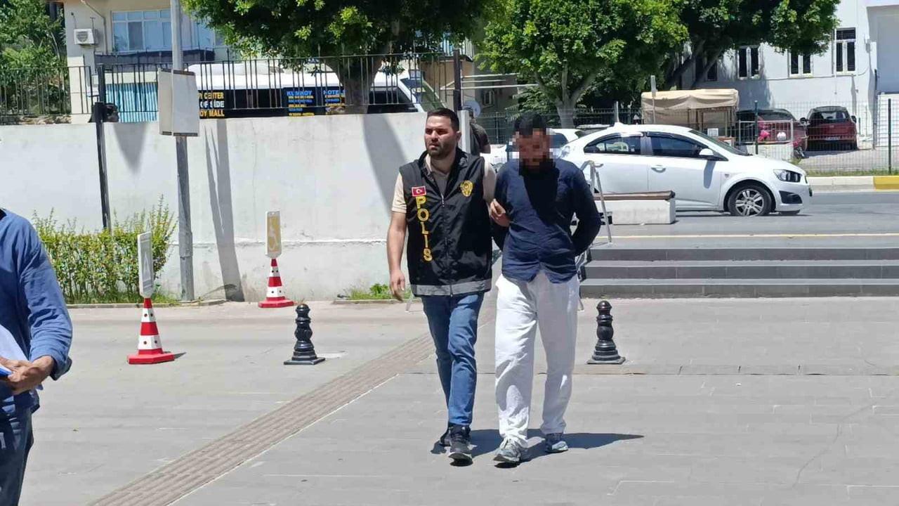 ANTALYA’NIN MANAVGAT İLÇESİNDE EMEKLİ ÖĞRETMENİ 2 MİLYON LİRA DOLANDIRDI, 2 BİN DAKİKALIK GÖRÜNTÜ...