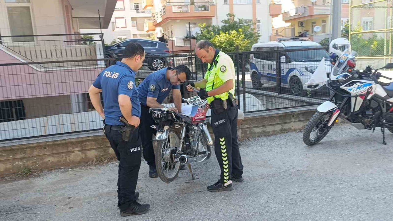 ANTALYA’NIN MANAVGAT İLÇESİNDE İHBARA GİDEN POLİS EKİBİNİ GÖREN MOTOSİKLET SÜRÜCÜSÜ, MOTOSİKLETİ...