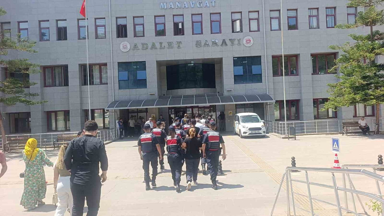 ANTALYA’NIN MANAVGAT İLÇESİNDE İKAMET ETTİĞİ EVDE KARNINDAN VURULMUŞ HALDE ÖLÜ BULUNAN 50...