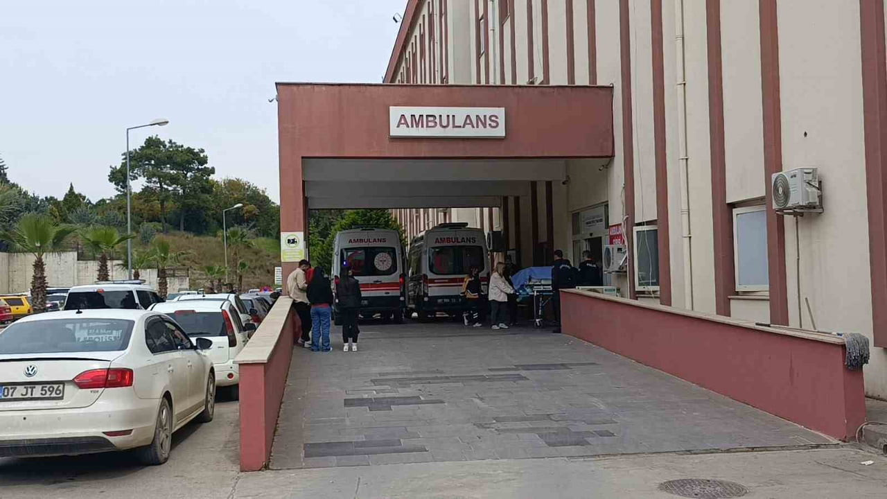 ANTALYA’NIN MANAVGAT İLÇESİNDE KULLANDIĞI HAZİNE ARAZİSİNDE TESPİT YAPACAK EKİBİ BEKLEYEN YAŞLI...