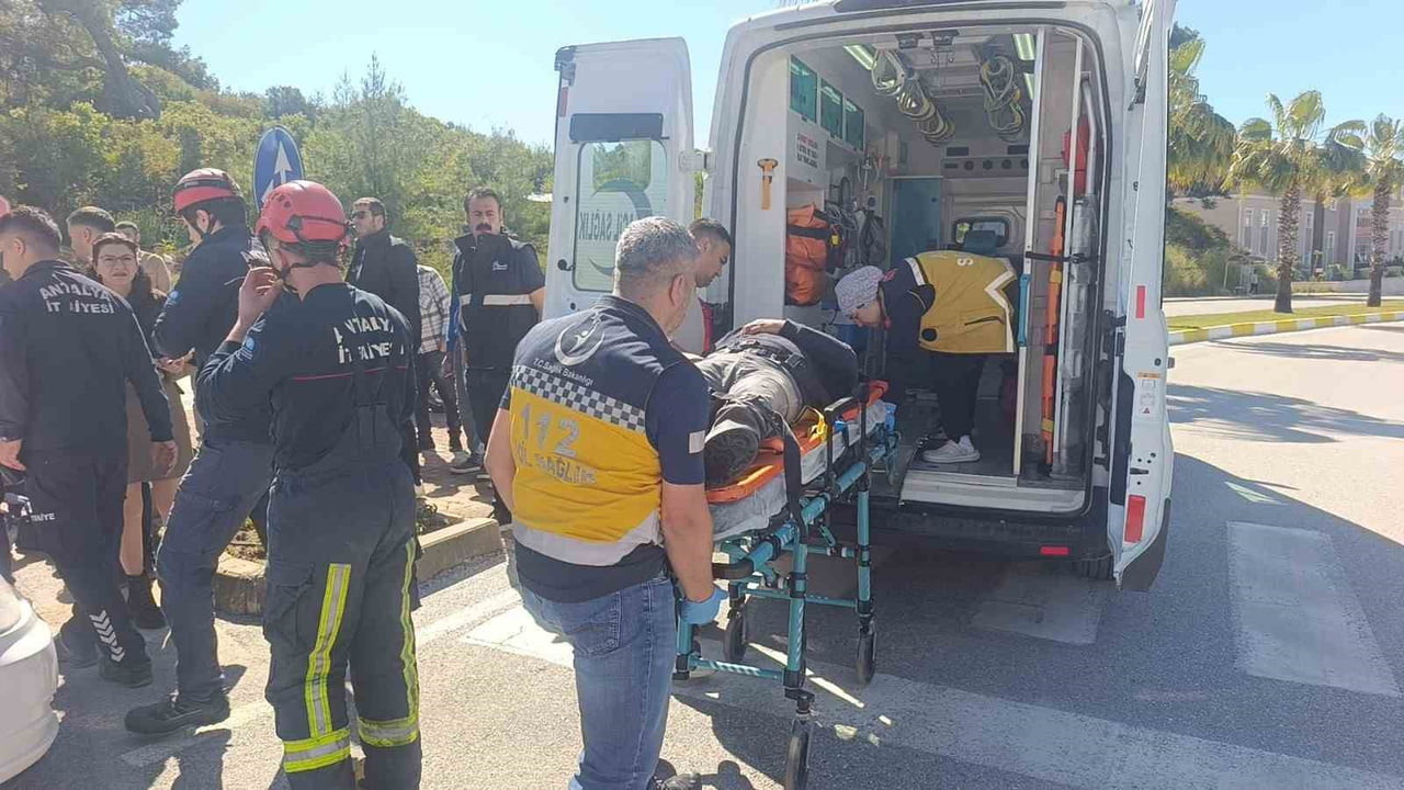 ANTALYA’NIN MANAVGAT İLÇESİNDE MEYDANA GELEN KAZADA ARAÇ İÇERİSİNDE SIKIŞAN SÜRÜCÜ, İTFAİYE...