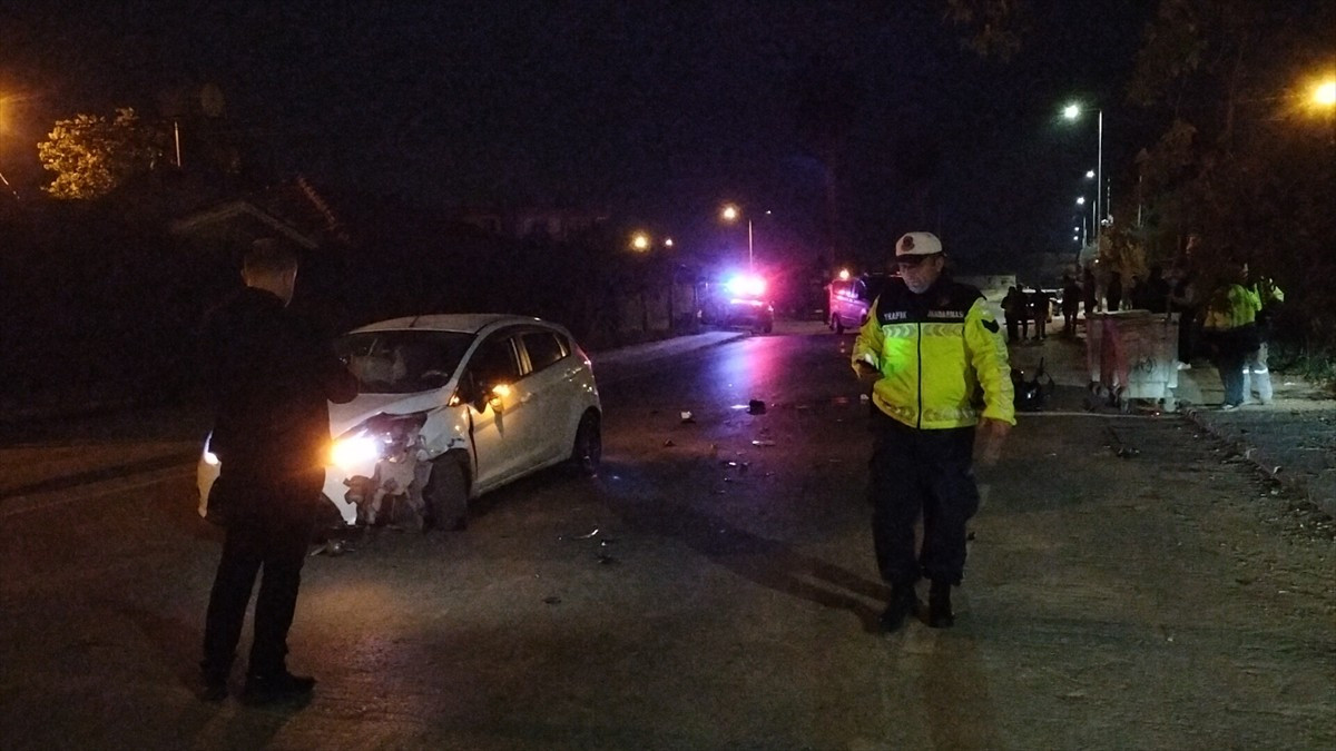 Antalya’nın Manavgat ilçesinde motosiklet ile otomobilin çarpışması sonucu 2 kişi ağır...