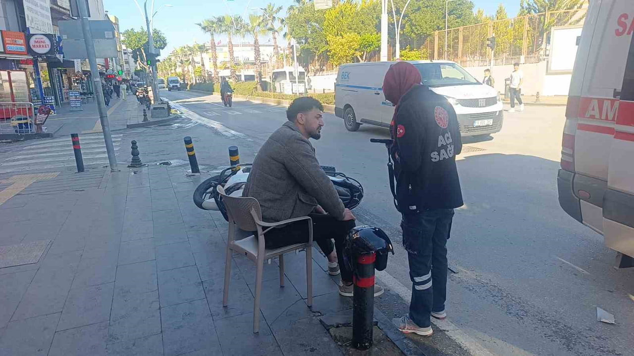 ANTALYA’NIN MANAVGAT İLÇESİNDE MOTOSİKLET İLE OTOMOBİLİN ÇARPIŞMASI SONUCU MOTOSİKLET SÜRÜCÜSÜ...