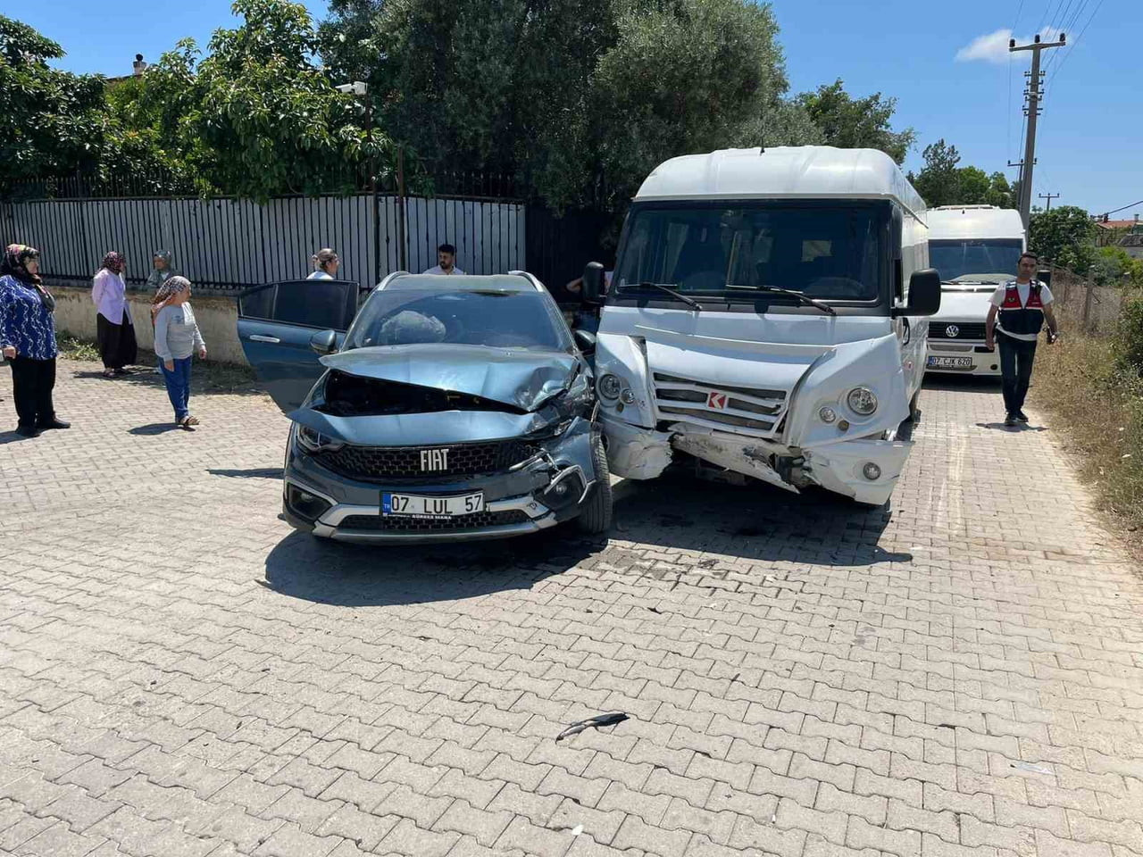 ANTALYA’NIN MANAVGAT İLÇESİNDE OKUL SERVİSİ İLE OTOMOBİLİN ÇARPIŞMASI SONUCU MEYDANA GELEN TRAFİK...