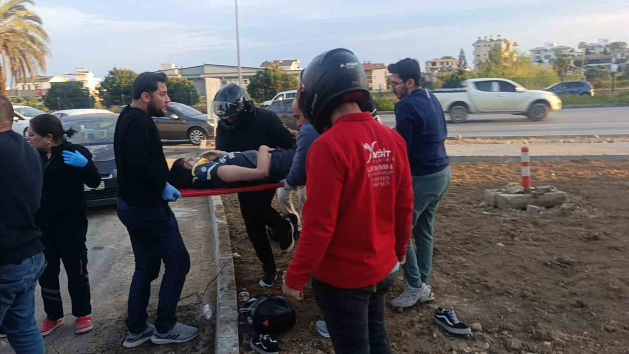 ANTALYA’NIN MANAVGAT İLÇESİNDE OTOMOBİLLE ÇARPIŞAN MOTOSİKLET 20 METRE İLERİYE FIRLADI. TOPRAK...