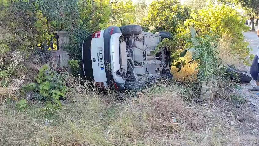 ANTALYA’NIN MANAVGAT İLÇESİNDE SEYİR HALİNDEKİ OTOMOBİL YOL KENARINDAKİ BAHÇEYE UÇTU. ARACIN ŞAN...