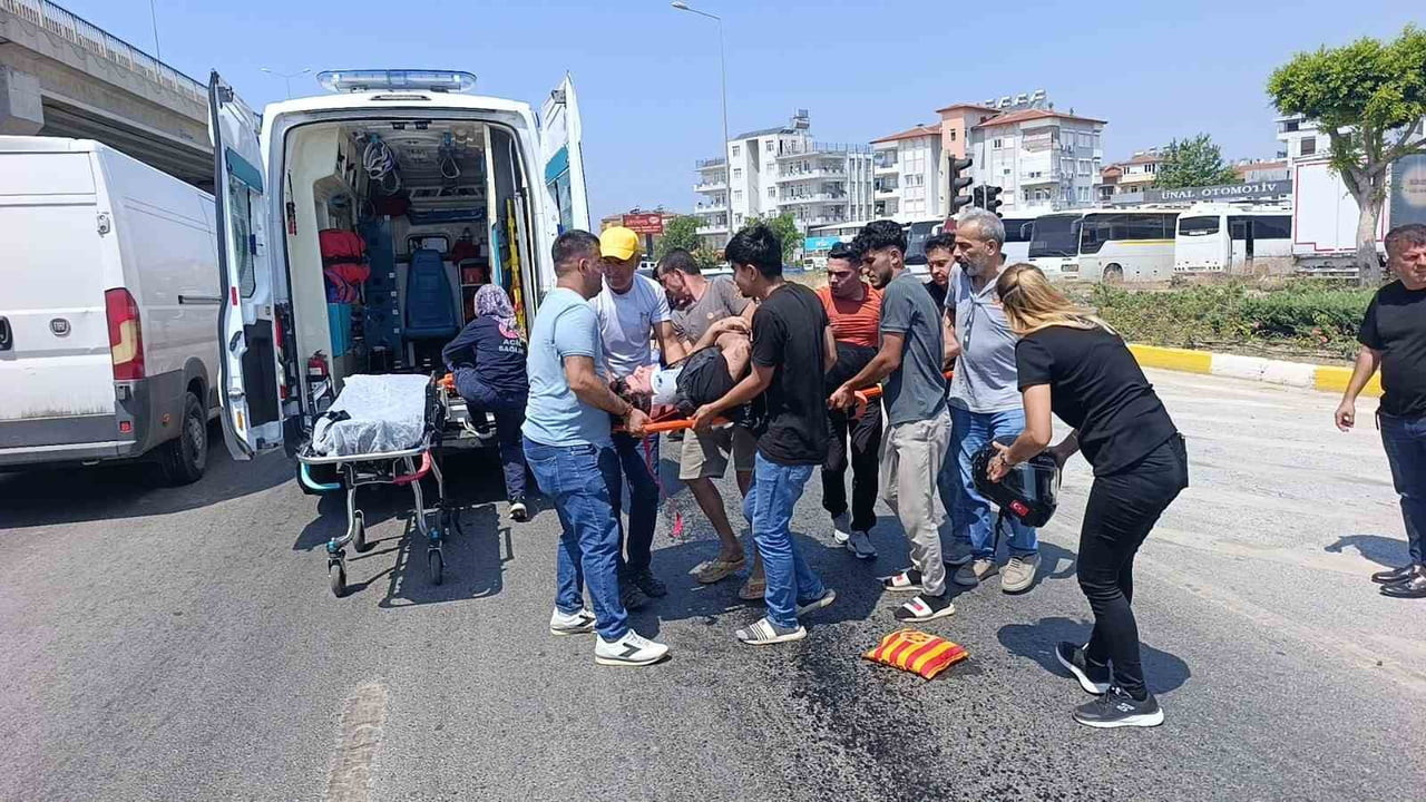 ANTALYA’NIN MANAVGAT İLÇESİNDE YOLA DÖKÜLEN YAĞ NEDENİYLE KONTROLDEN ÇIKARAK KAYAN MOTOSİKLET...