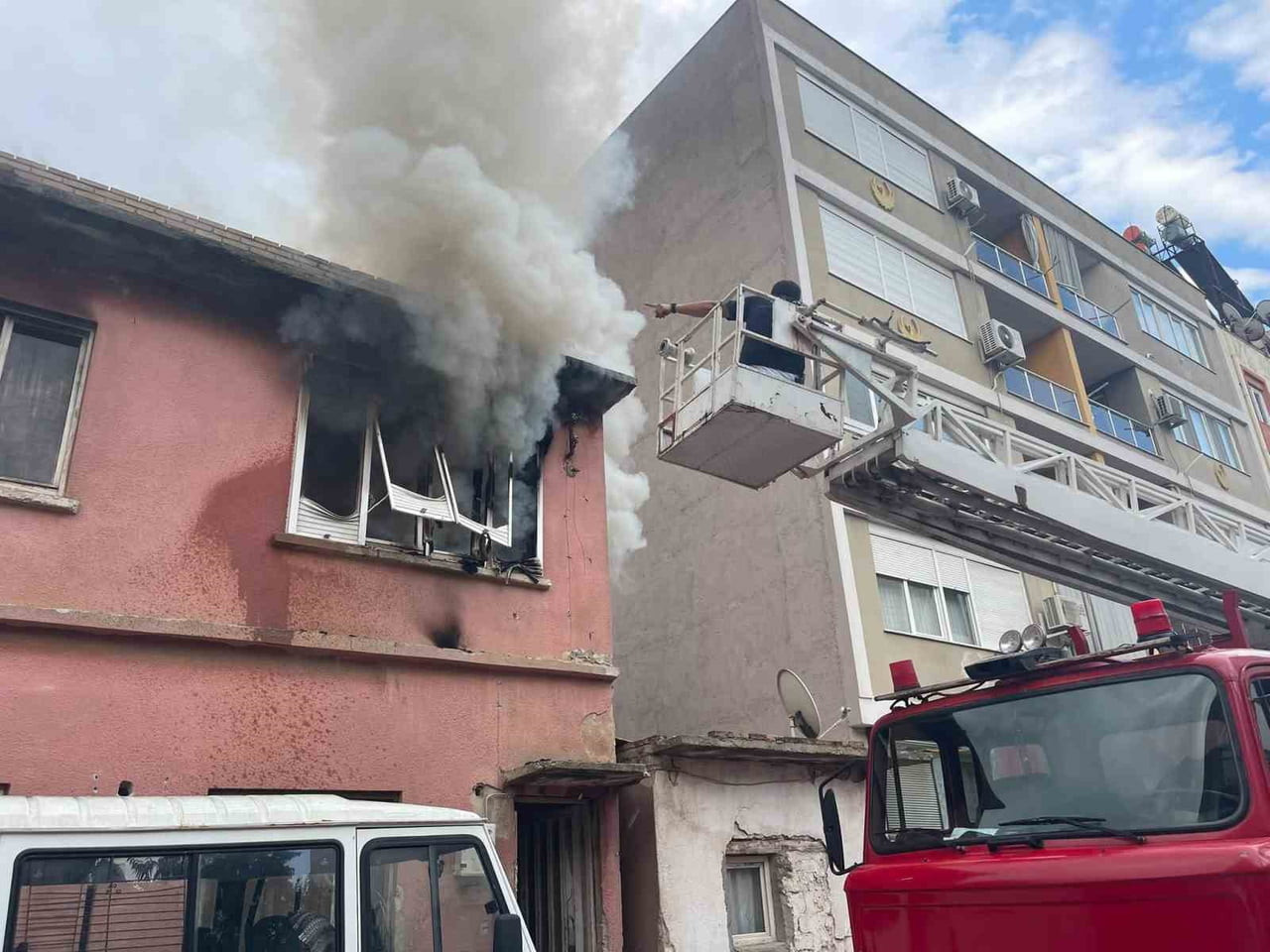 ANTALYA’NIN MURATPAŞA İLÇESİNDE 2 KATLI MÜSTAKİL İKAMETİN ÜST KATINDA ÇIKAN YANGIN MAHALLEDE...