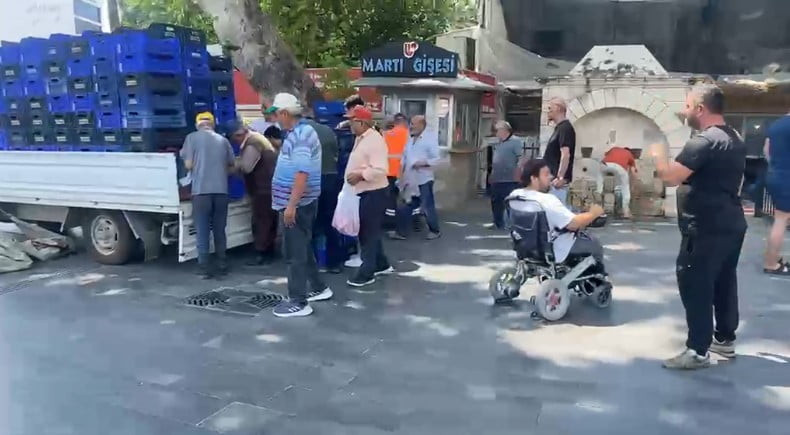 ANTALYA’NIN SERİK İLÇESİNDE BİR ÜRETİCİ, TOPTANCI HALİNDE ALICI BULAMADIĞI YAKLAŞIK 4 TON DOMATESİ...