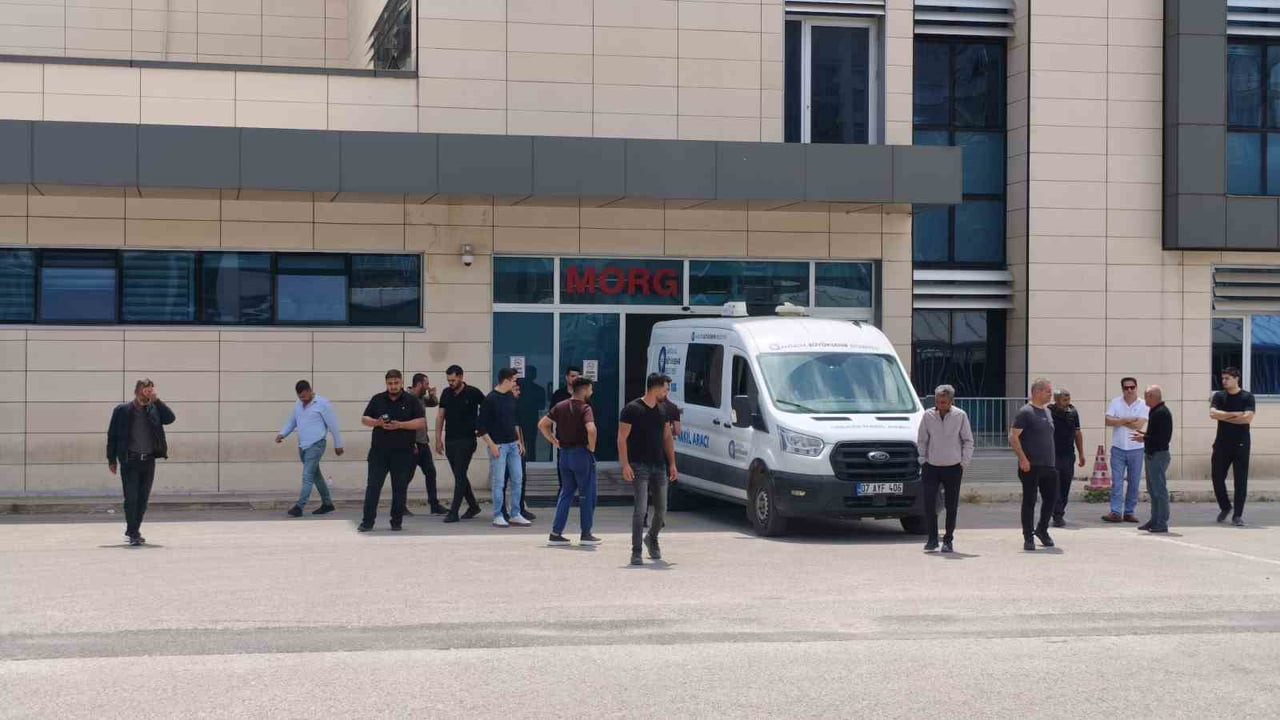 ANTALYA’NIN SERİK İLÇESİNDE DÜN GECE SAATLERİNDE SELLEKTÖR YAPMA NEDENİYLE ÇIKAN TARTIŞMADA...