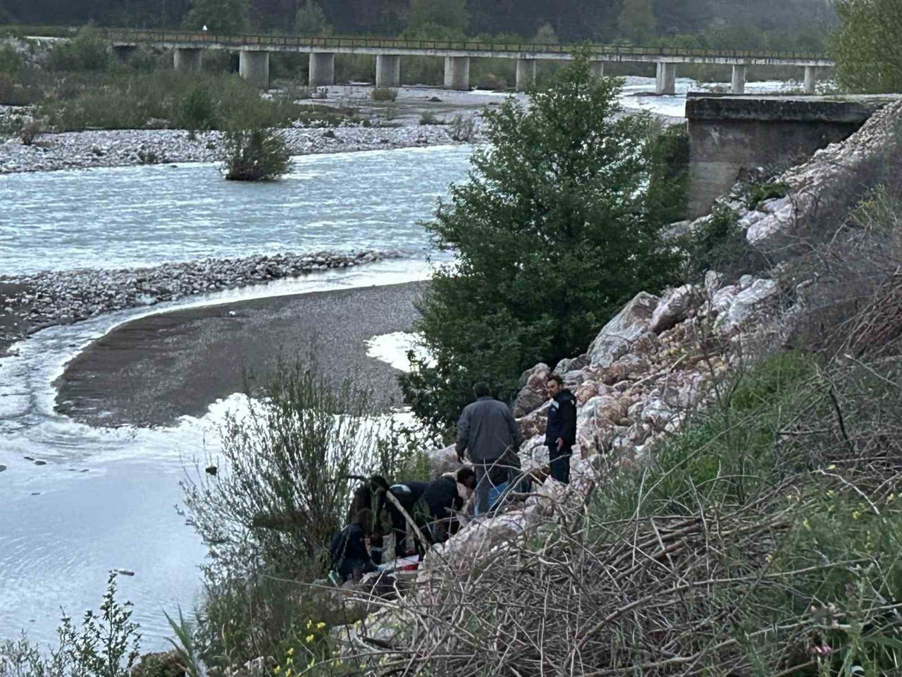 ANTALYA’NIN SERİK İLÇESİNDE MANZARA İZLEMEK İÇİN YOL KENARINDA BULUNAN TAŞ DUVAR ÜSTÜNDE OTURAN...