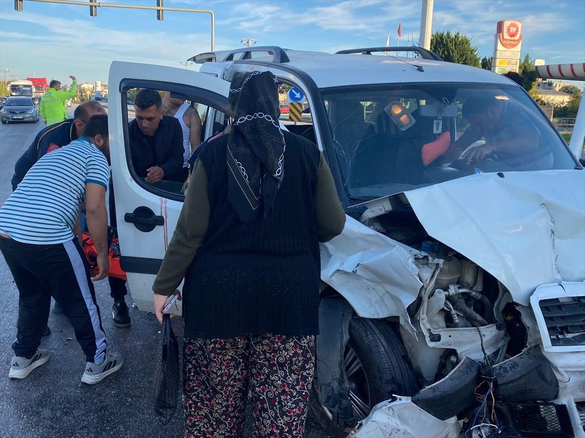 Antalya’nın Serik ilçesinde otomobil ile hafif ticari aracın çarpıştığı kazada 4 kişi...