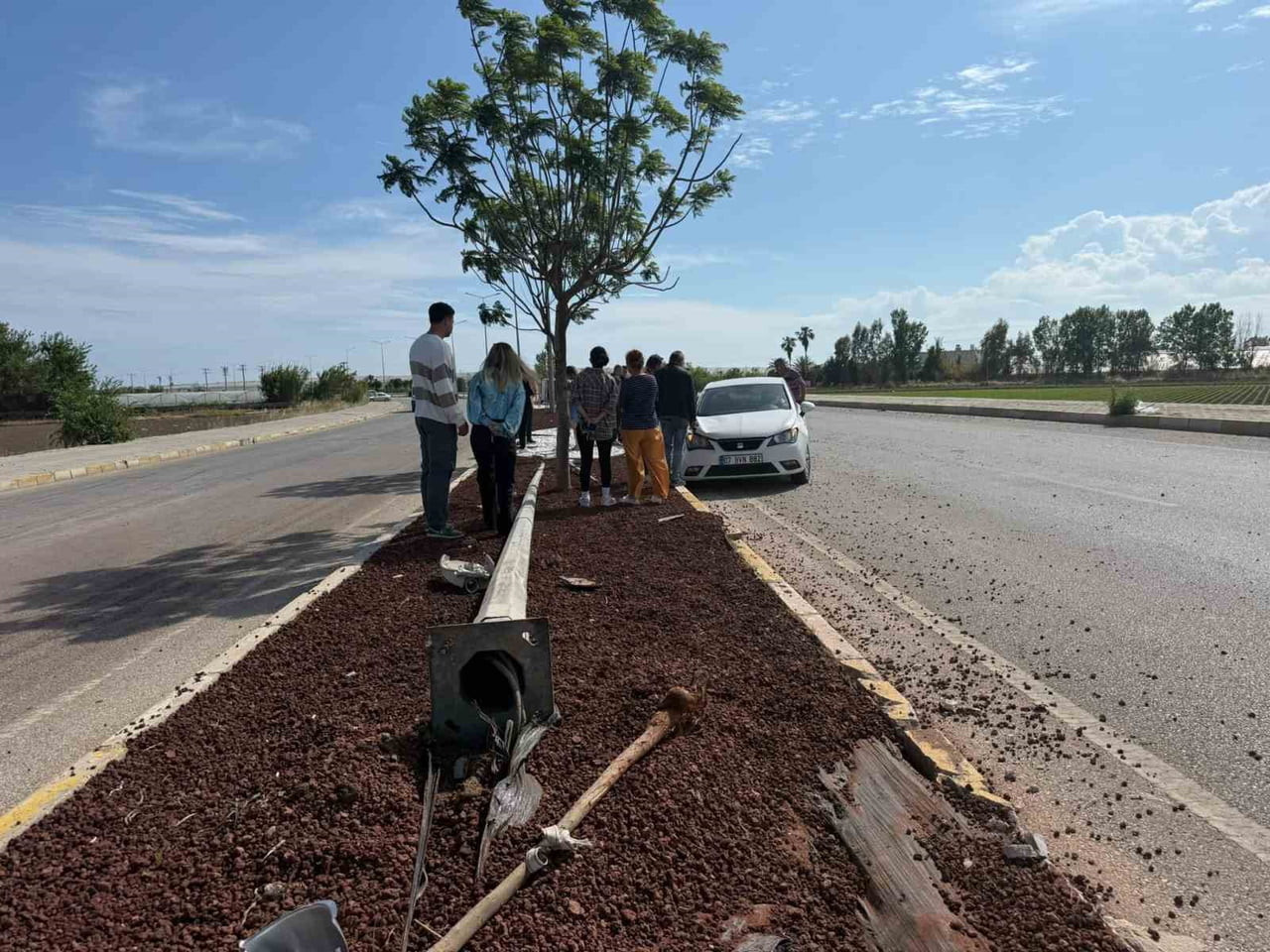 ANTALYA’NIN SERİK İLÇESİNDE OTOMOBİL VE KAMYONETİN KARIŞIĞI KAZADA 7 KİŞİ YARALANDI.