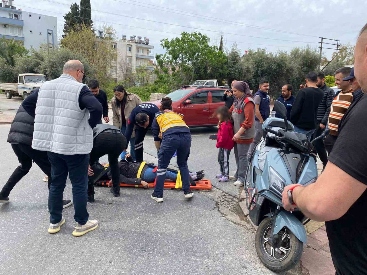 ANTALYA’NIN SERİK İLÇESİNDE OTOMOBİLİN ÇARPTIĞI MOTOSİKLETTEKİ ANNE YARALANIRKEN, KAZAYI YARA...