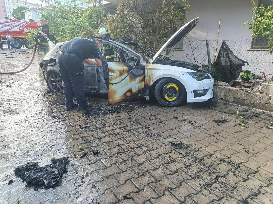ANTALYA’NIN SERİK İLÇESİNDE SEYİR HALİNDEYKEN ALEV TOPUNA DÖNEN OTOMOBİLDEN CAN HAVLİYLE ÇIKAN...