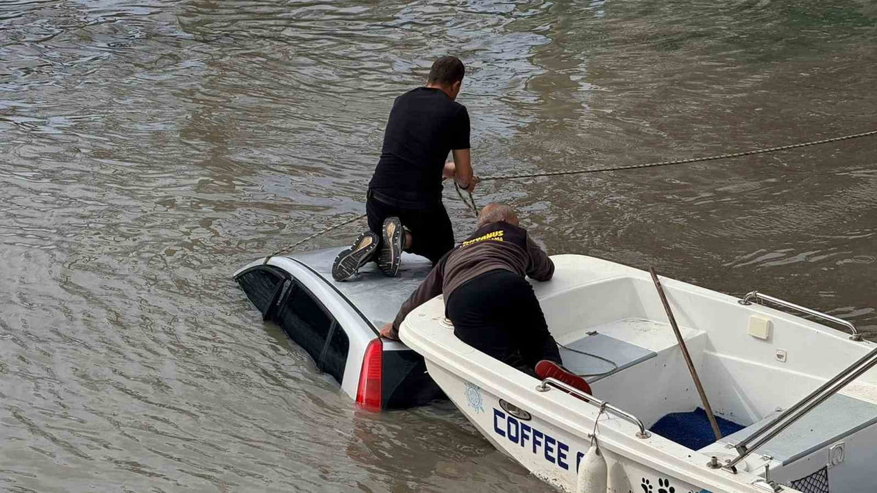 ANTALYA’NIN SERİK İLÇESİNDE SÜRÜCÜSÜNÜN DİREKSİYON HAKİMİYETİNİ KAYBETTİĞİ OTOMOBİL IRMAĞA UÇTU....