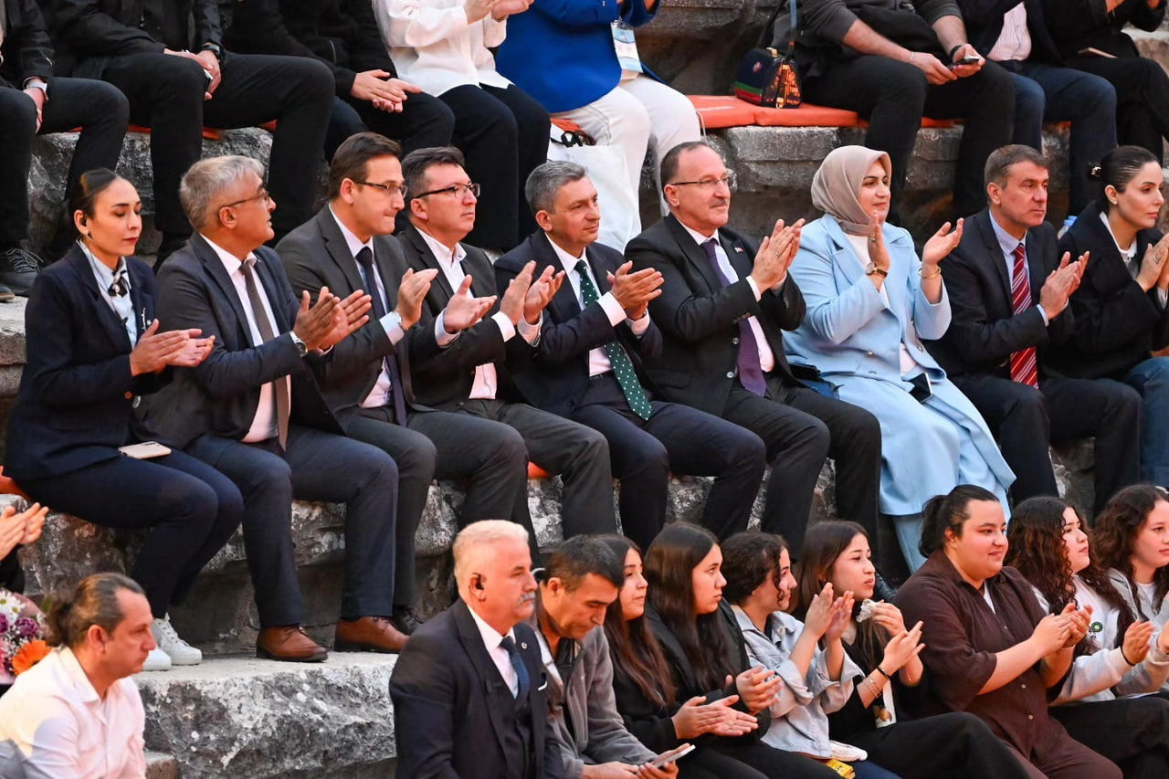 ANTALYA’NIN SERİK İLÇESİNDE TARİHİ ASPENDOS ANTİK TİYATROSU’NDA DÜZENLENEN “KÖKTEN GELECEĞE MAARİF...