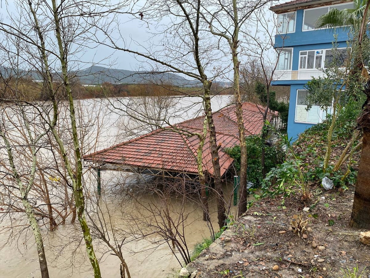 Antalya’nın Serik ilçesinde yağışlar nedeniyle debisi yükselen Köprüçay Irmağı taştı, ırmak...