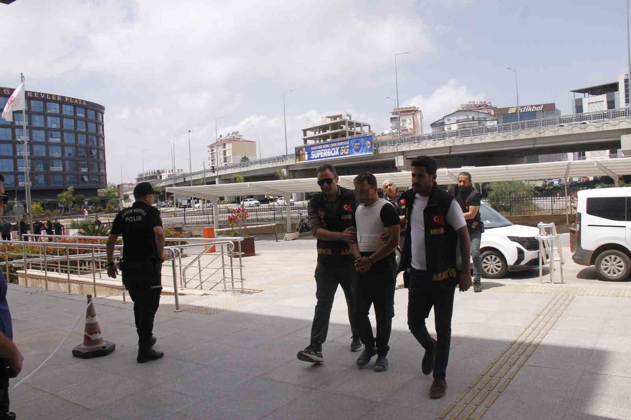 ANTALYA’NIN SERİK İLÇESİNDE YOL VERME VE SELLEKTÖR YAPMA NEDENİYLE ÇIKAN TARTIŞMADA 3 KİŞİYİ...