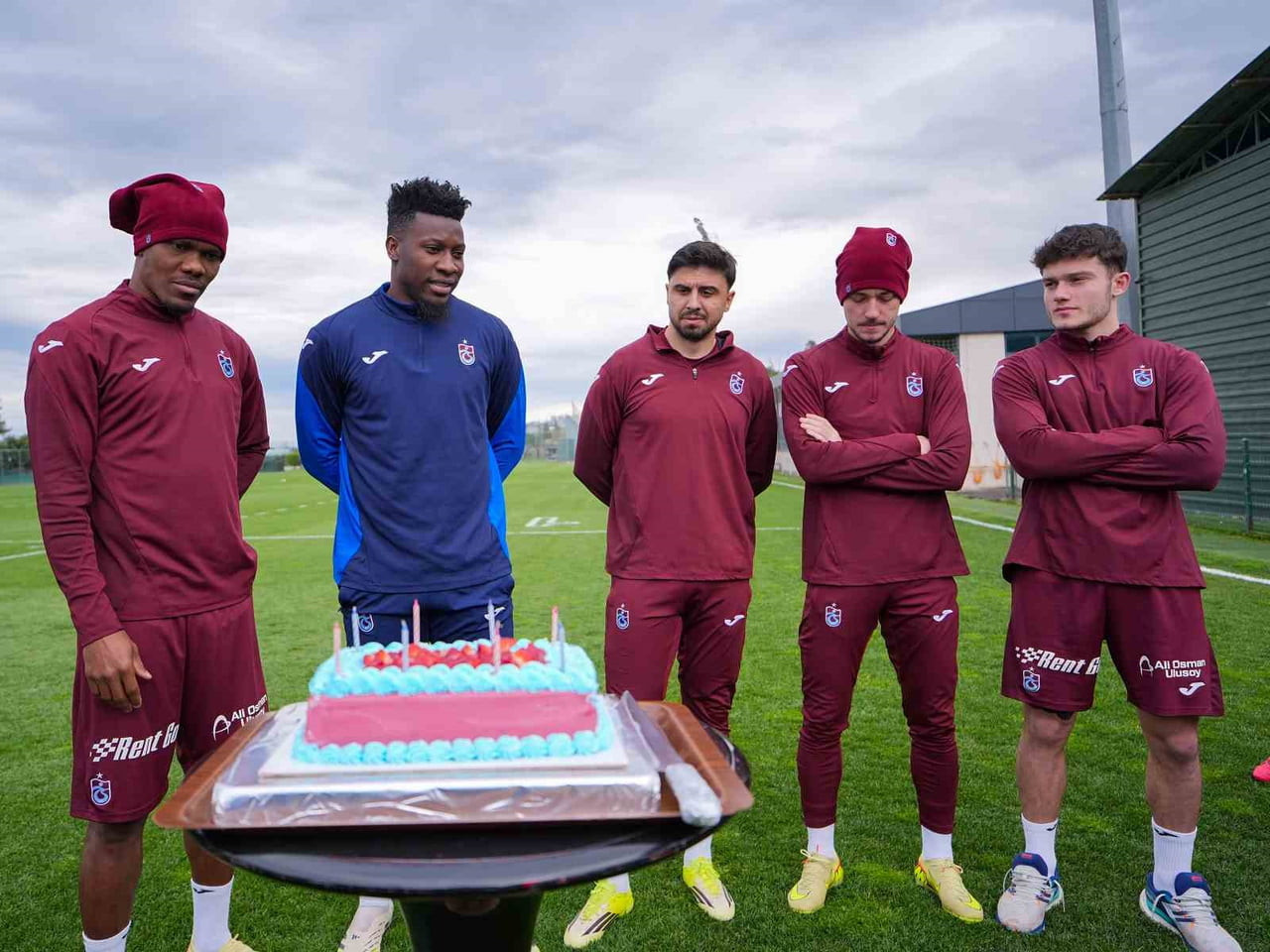ANTRENMAN ÖNCESİ ANDRE ONANA, ANTHONY NWAKAEME, ERNEST MUÇİ, OZAN TUFAN VE BORAN BAŞKAN İÇİN DOĞUM...