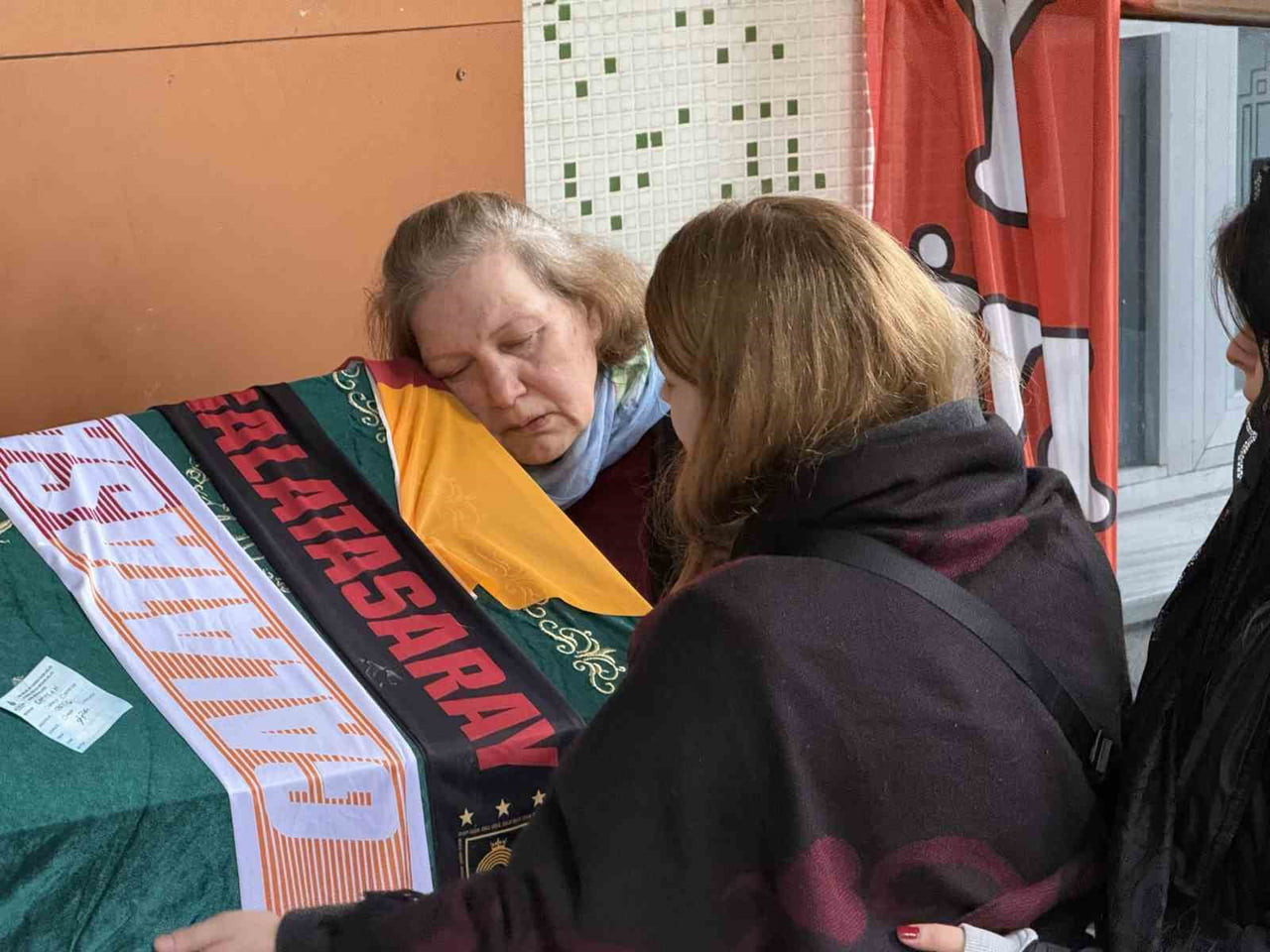 AORT DAMARI YIRTILMASI SONUCU HAYATINI KAYBEDEN OYUNCU RAMAZAN TETİK SON YOLCULUĞUNA UĞURLANDI.