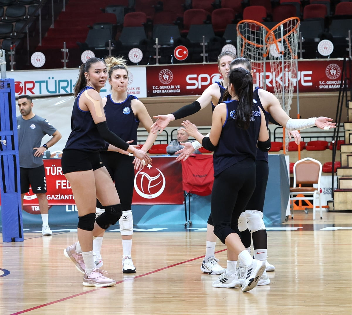 Arabica Coffee House Kadınlar Voleybol 1. Ligi B Grubu'nda mücadele eden Merinos Voleybol...