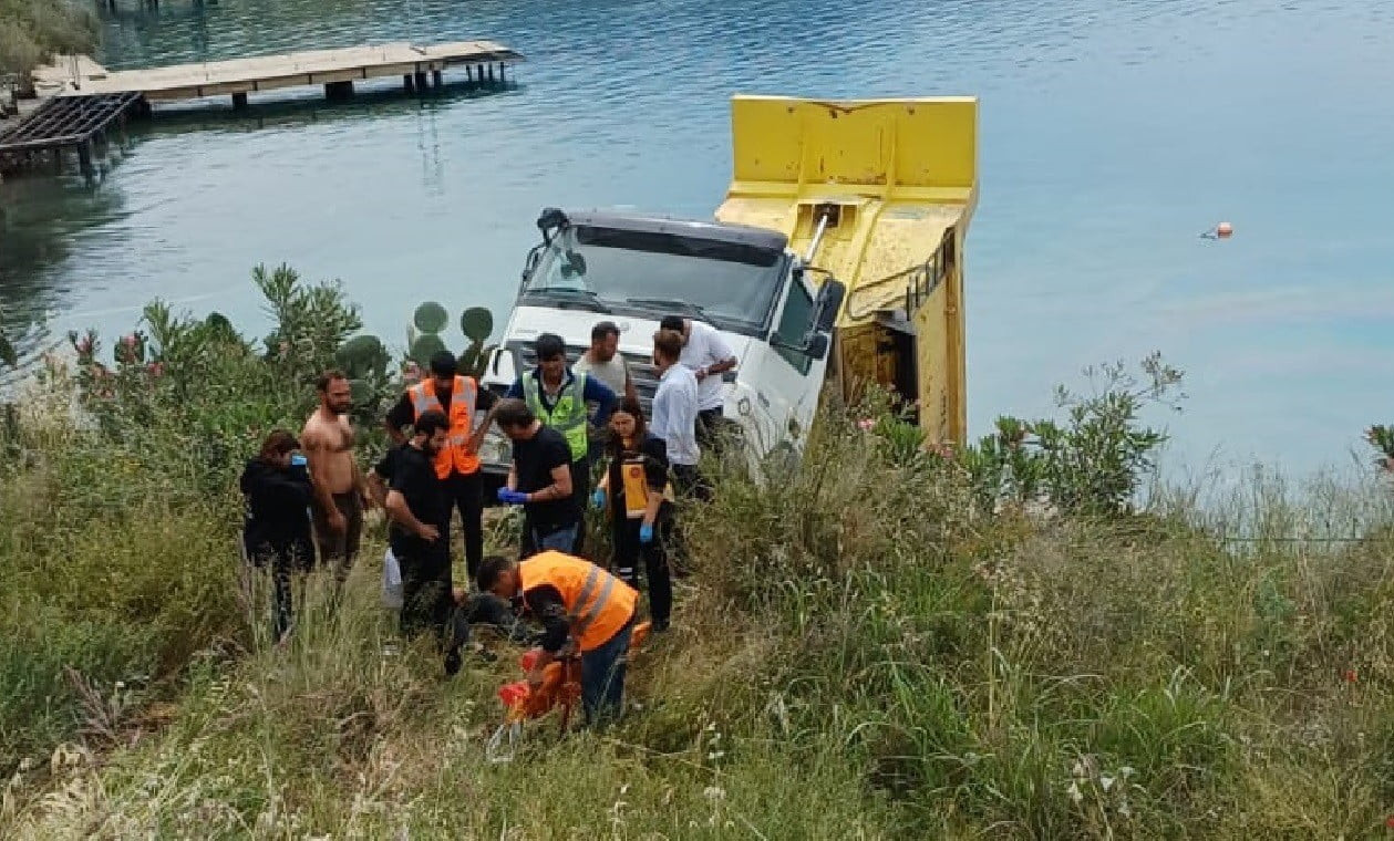 ARAÇ EZİLMEKTEN SON ANDA KURTULDU; KAMYON DENİZE DÜŞTÜ, 2 KİŞİ YARALANDI