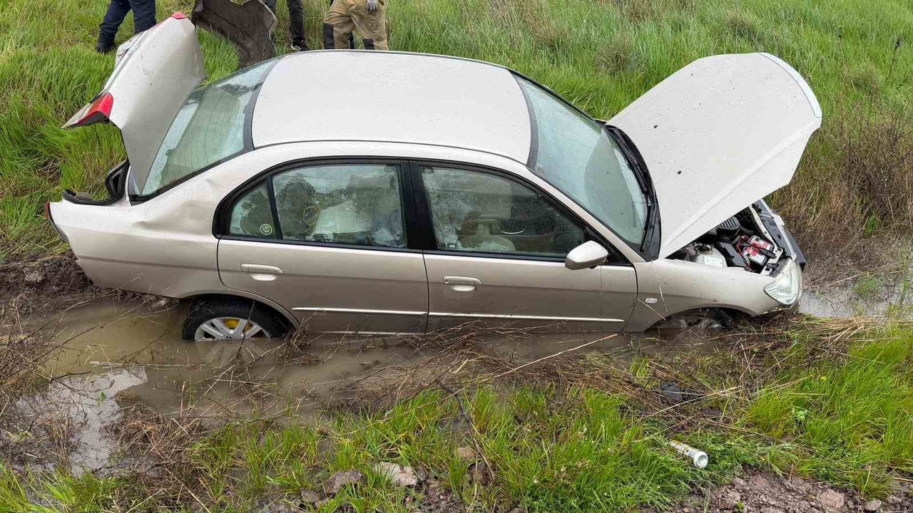 ARAÇ, SÜRÜCÜSÜNÜN DİREKSİYON HAKİMİYETİNİ KAYBETMESİ SONUCU YOLDAN ÇIKARAK KAZA YAPTI, 3 KİŞİ...
