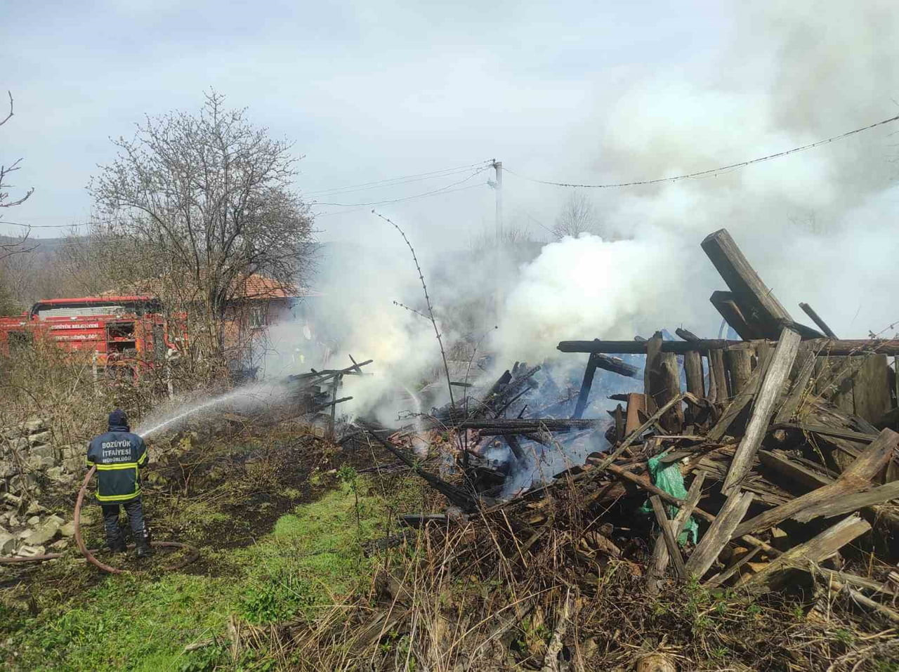 ARAÇ YANGINI ODUNLUĞA SIÇRADI