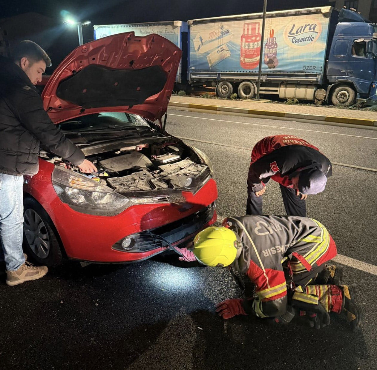 ARACIN MOTORUNA GİREN TİLKİ EKİPLERCE KURTARILDI