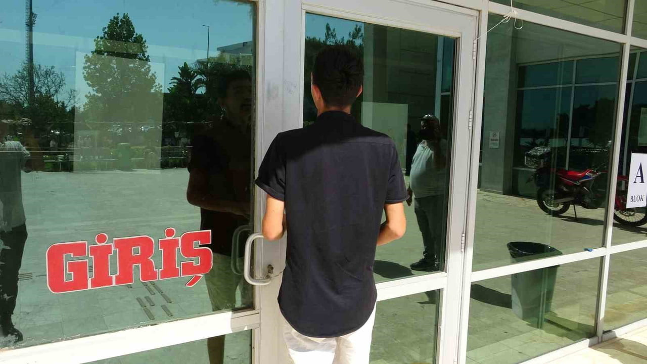 ARACINI PARK EDERKEN OYALANDIĞINI SÖYLEYEN GENÇ, GERİ DÖNDÜĞÜ SIRADA VELİLERİN ISRARIYLA TEKRAR...