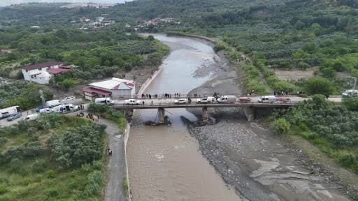 Araçla birlikte köprüden düşerek akıntıya kapılan 19 ve 20 yaşındaki 2 genç kayboldu