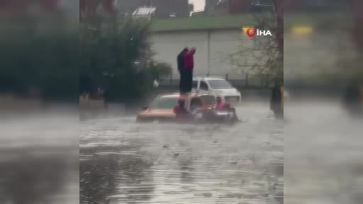 Araçlar suya gömüldü, mahsur kalan 2 kişi böyle kurtarıldı