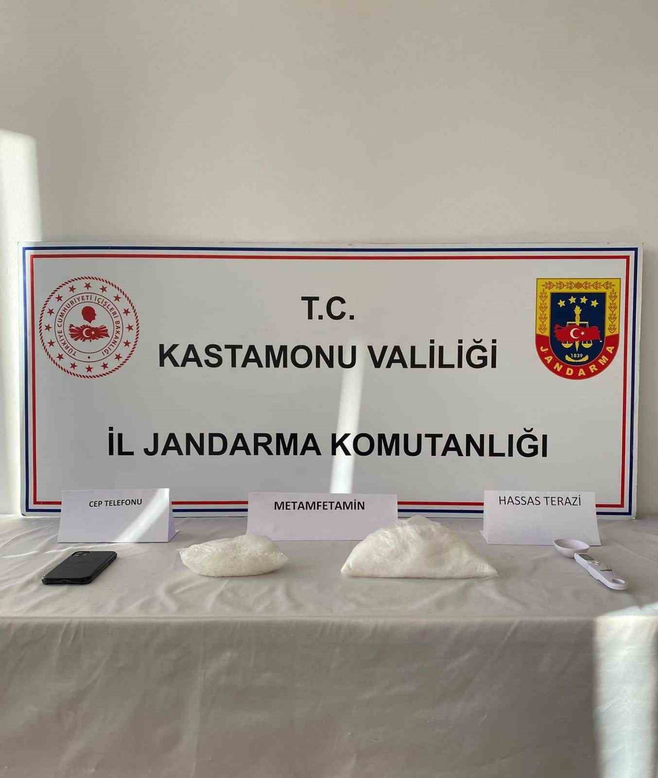 ARAMADA UYUŞTURUCU MADDELER, HASSAS TERAZİ, 1 CEP TELEFONU VE 1 SİM KART ELE GEÇİRİLDİ