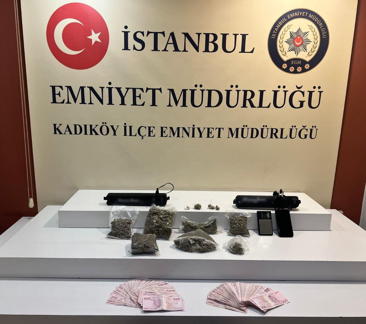 ARAMALARDA 10 PARÇA HALİNDE 697,3 GRAM MARİHUANA, 5,4 GRAM KOKAİN, 2 ADET VAKUM MAKİNESİ, 1 HASSAS...