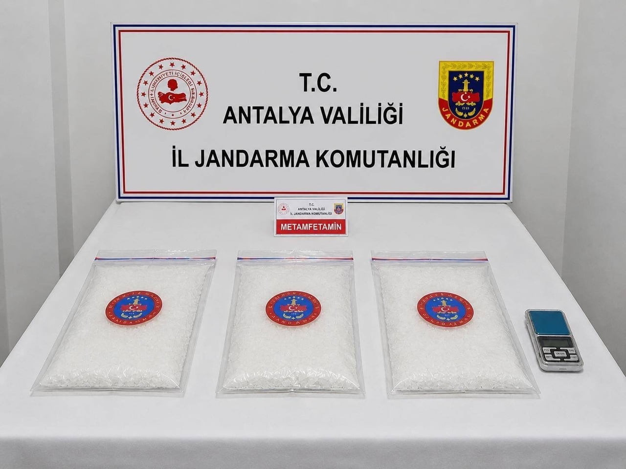 ARAMALARDA 2 KİLO 580 GRAM METAMFETAMİN İLE 1 HASSAS TERAZİ ELE GEÇİRİLDİ