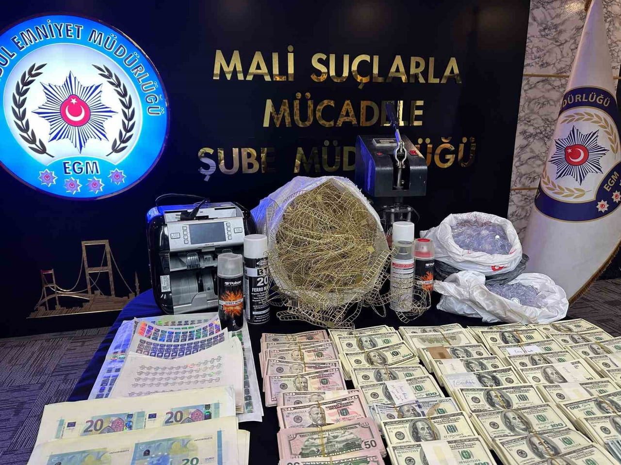 ARAMALARDA 660 BİN 800 SAHTE ABD DOLARI, 71 BİN 180 SAHTE EURO VE 21 KİLOGRAM SAHTE ALTIN ELE...