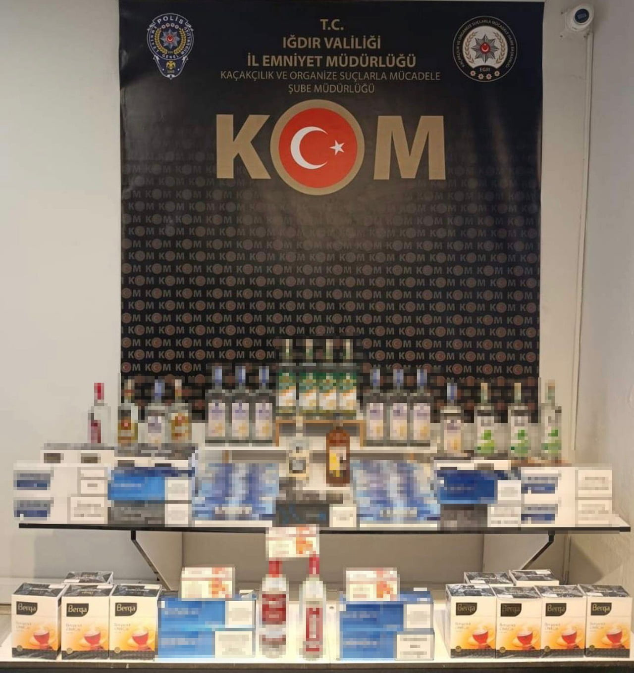 ARAMALARDA BİN 359 PAKET KAÇAK SİGARA, 52 ŞİŞE KAÇAK ALKOL VE 28 PAKET KAÇAK ÇAY ELE...