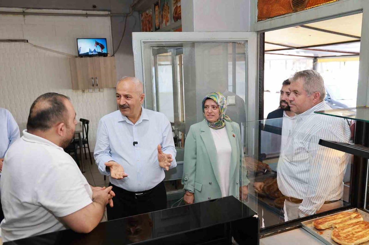 ARAPÇEŞME MAHALLESİ’NDE ESNAFLA BİR ARAYA GELEN GEBZE BELEDİYE BAŞKANI ZİNNUR BÜYÜKGÖZ, "ŞEHRİMİZİ...